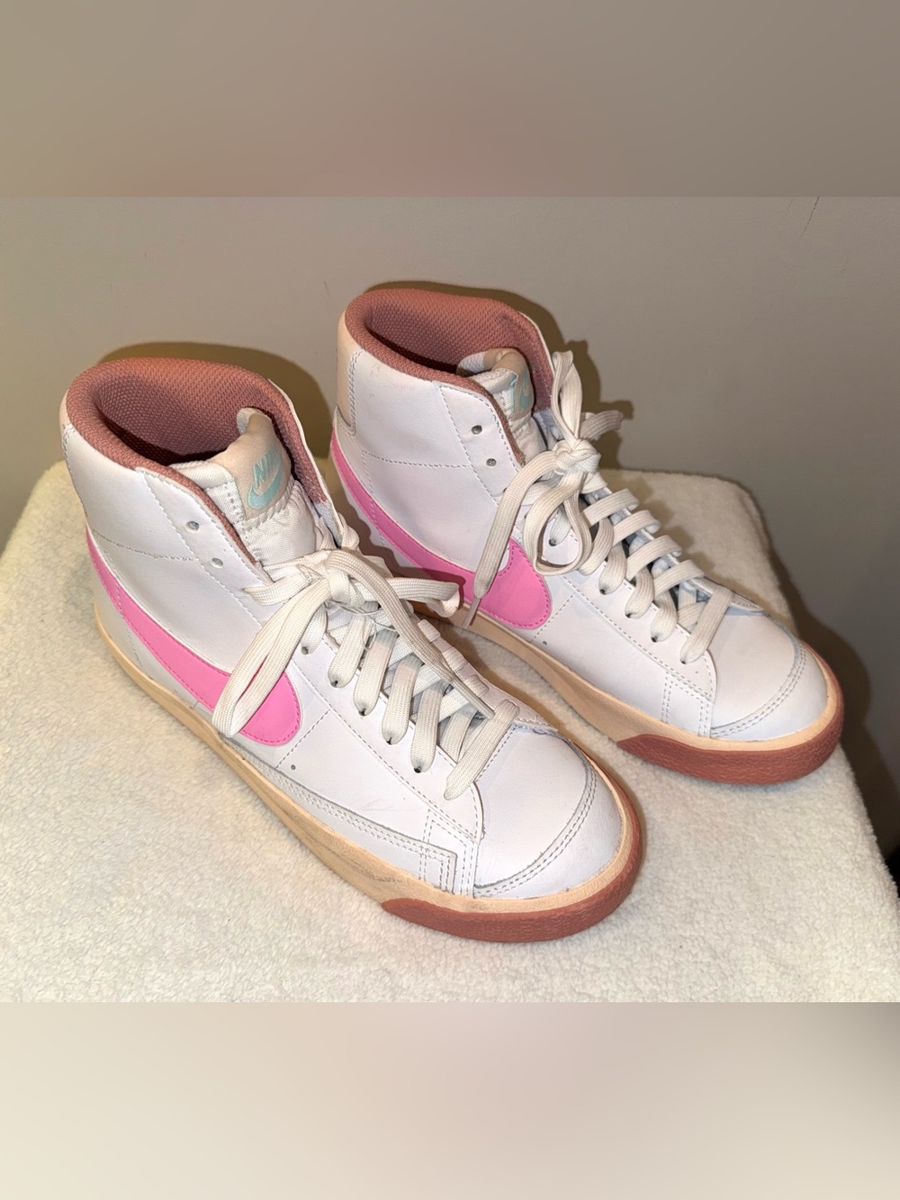Nike Blazer Mid '77 "White Pink Spell" sneakers (Style Code: DZ2900-100), size 6 - Picture 4 of 10